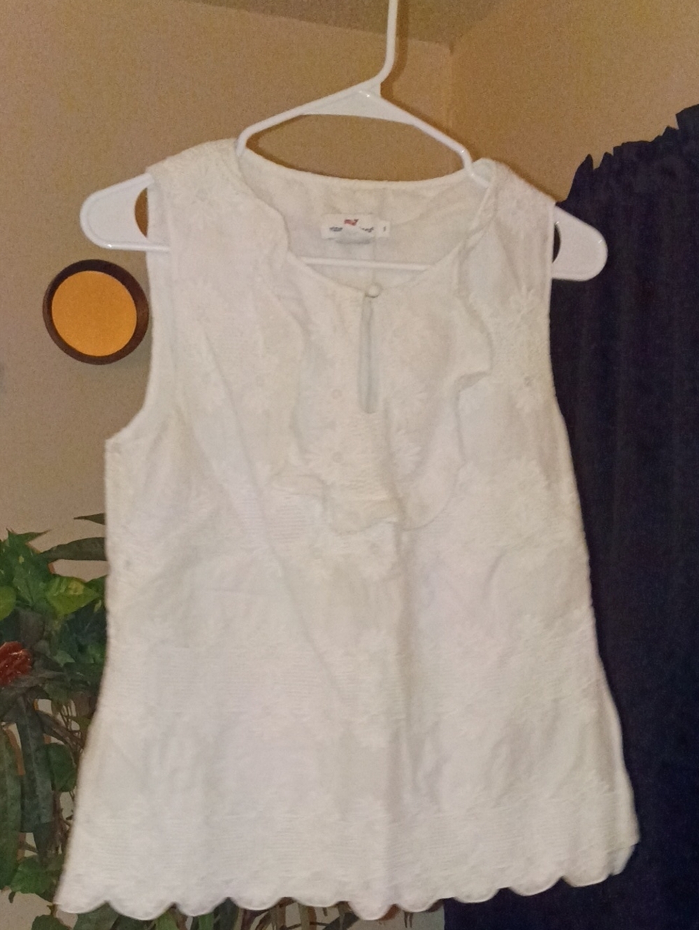 Vineyard Vines White Sleeveless Embroidered Ruffle Front Top Size 8